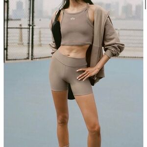 BEST SELLER Alo yoga airlift energy short gravel